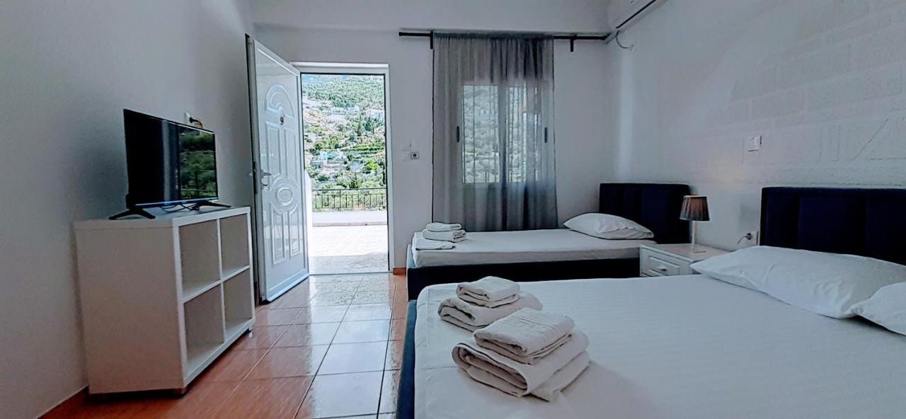 Bed and Breakfast On The Rocks Qeparo Zimmer foto