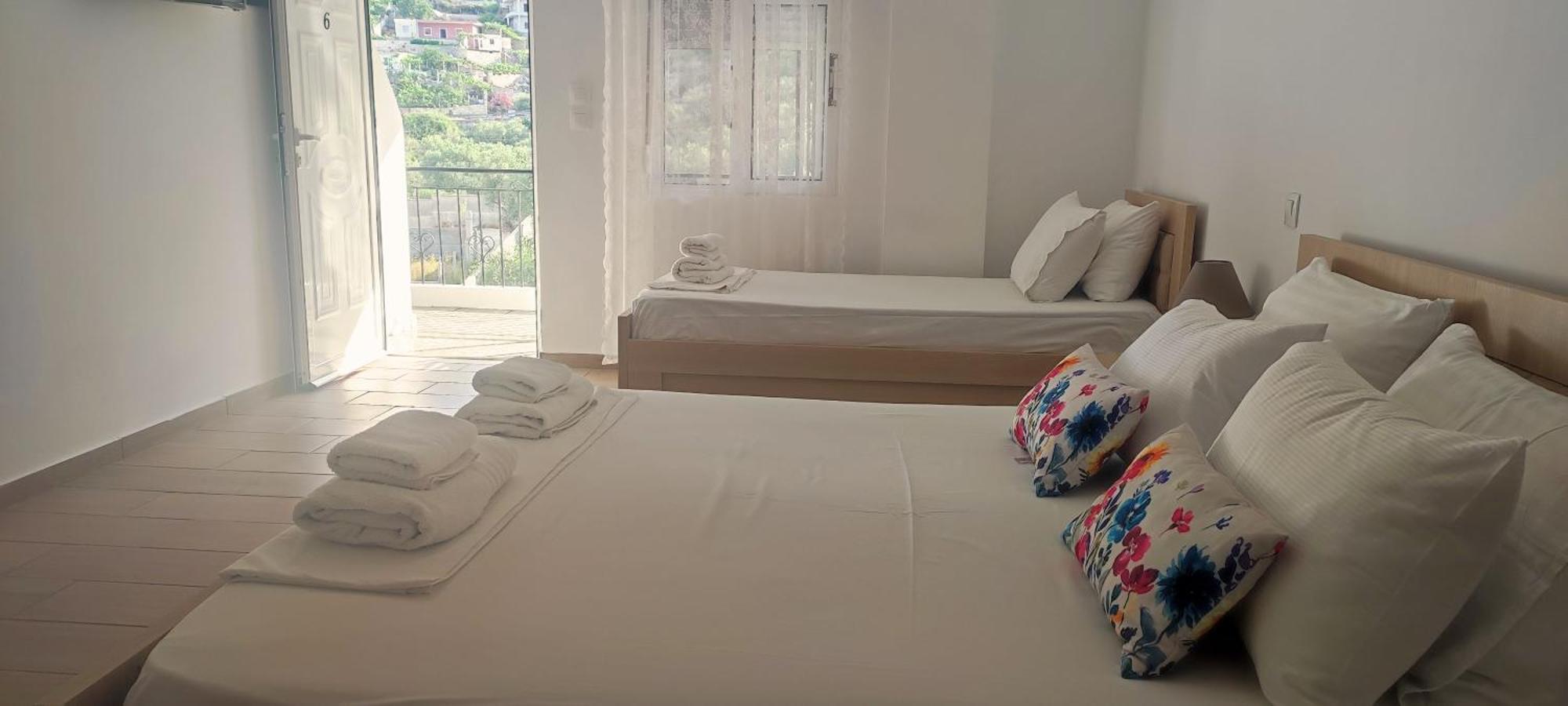 Bed and Breakfast On The Rocks Qeparo Zimmer foto